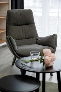 Cozy Apartment with a Balcony Near Parks and the Partynice Racetrack by Noclegi Renters
