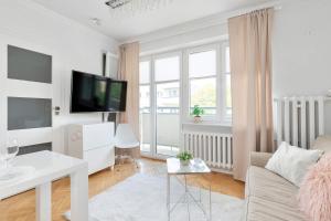 Cozy Apartment with a Balcony Near Regan Park by Noclegi Renters