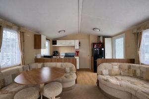 Homely 6 Berth Caravan At Steeple Bay In Essex Ref 36065E