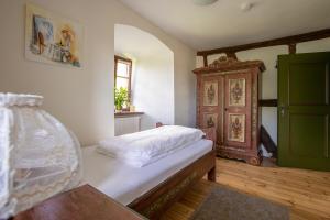 Burgzimmer 4 mit bequemem Bett - bei Heidelberg