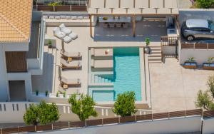 Cantouni Villa, Luxury 5BR Retreat with Heated Pool & Jacuzzi Near Town by Villa Mana Gers