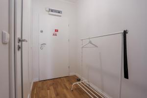 Długa Homely Apartment by BookingHost