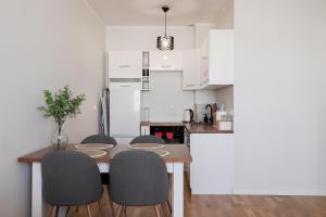 Długa Homely Apartment by BookingHost