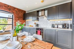 Luxury 2BR Apt - The Calls - Cobbled Streets