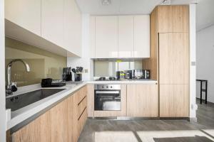 StayShort - Sleek Business Bay 1BR - Modern Stay for 4