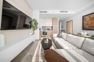 StayShort - Sleek Business Bay 1BR - Modern Stay for 4