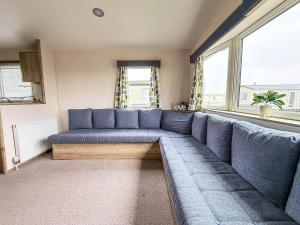 Cosy Caravan At St Osyth Beach Holiday Park In Essex Ref 28004Bc