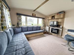 Cosy Caravan At St Osyth Beach Holiday Park In Essex Ref 28004Bc