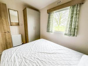 Cosy Caravan At St Osyth Beach Holiday Park In Essex Ref 28004Bc