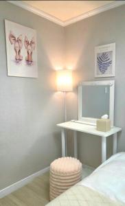 Hongdae 4min walkㅣ1st floorㅣ6peopleㅣ3 Queen bedsㅣspacious
