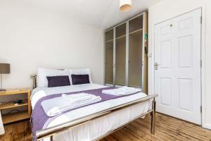 GROVE HOUSE by BOURNECOAST - A Pleasant Family Home by Kings Park with Decking and Parking - HB4179