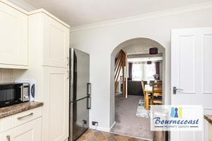 GROVE HOUSE by BOURNECOAST - A Pleasant Family Home by Kings Park with Decking and Parking - HB4179