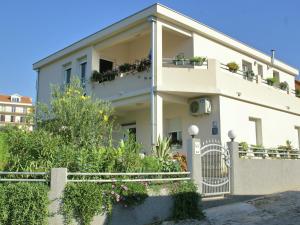 Comfortable Apartment near Sea in Trogir