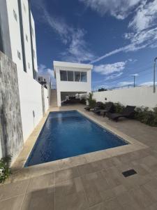 Piscina playa y aeropuerto para la familia sin stress
