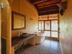 Ke Mountain and Lake Retreat