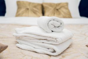 Nowowiejskiego Downtown Deluxe Apartment by BookingHost