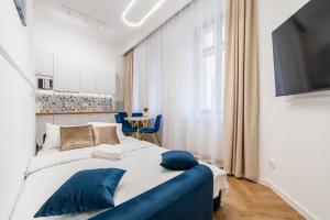 Nowowiejskiego Downtown Deluxe Apartment by BookingHost