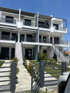 N & B sea house
