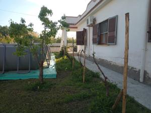 Design Villa, eco,pool, fruit garden close to sea