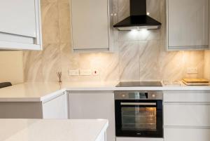 2-Bed Finchley House, Parking, Sleeps 6