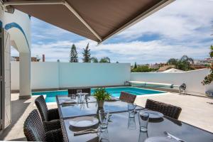 27 - Villa 2 etages avec ascensseur a Nueva Andalucia Marbella