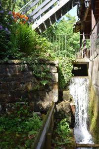 Historische Wassermühle im Wald mit Wasserfall