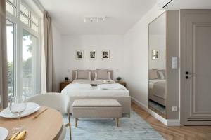 Eleganckie Studio z Balkonem Blisko Parku Zdrojowego by Renters Prestige