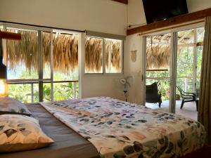 Santa Lova Eco-hostel Isla Tintipan