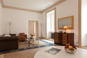 Charm & Elegance off Via Veneto 2BR, 2BA