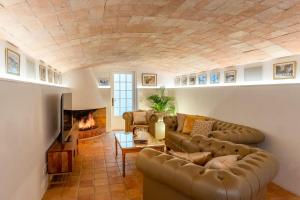 Villa De Los Leones in heart of Sitges by beach and town with AC & games