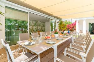 Villa De Los Leones in heart of Sitges by beach and town with AC & games