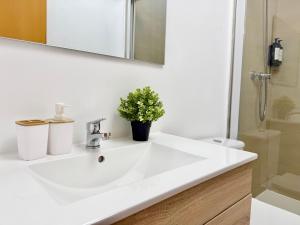 Charming Downtown Soho Studio by TuriVida