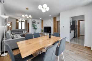 DLC Deluxe Penthouse with Terrace & Sea View