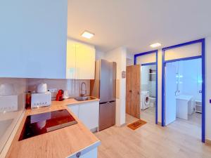 Oceanfront Apartment with Sea Views and Seawater Pool, LG73