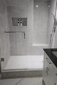 Cozy & Spacious 2-Bedroom Basement Suite