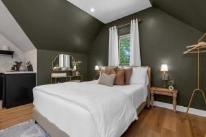 Mins. to Crystal Beach | Loft| Hot Tub| Spa Bath!