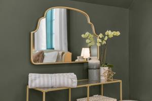 Mins. to Crystal Beach | Loft| Hot Tub| Spa Bath!