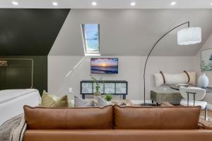 Mins. to Crystal Beach | Loft| Hot Tub| Spa Bath!