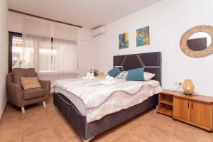 Spacious 2 Bedroom 2 Bath Flat with Large Terrace