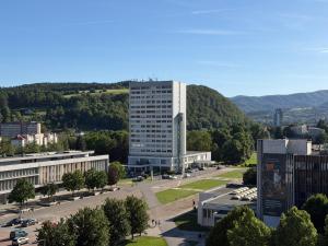 Simcity I Views apt with balcony, EV charger, Gym and grocery stores near by 5 min walk to city center 24 7 self check in