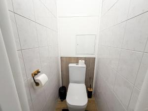 Simcity I Views apt with balcony, EV charger, Gym and grocery stores near by 5 min walk to city center 24 7 self check in