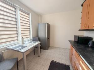 Simcity I Views apt with balcony, EV charger, Gym and grocery stores near by 5 min walk to city center 24 7 self check in