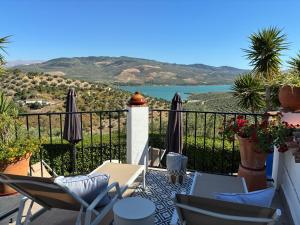 Casa de Ladera - Private Villa with Lake Views, Pool & Jacuzzi