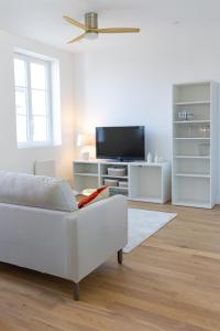 Renovated 2BR Steps from the Market