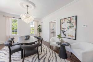 White Modern Retreat Near Fort Moore & Downtown