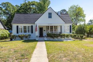 White Modern Retreat Near Fort Moore & Downtown
