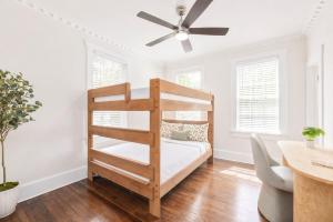 White Modern Retreat Near Fort Moore & Downtown