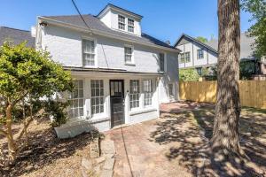 White Modern Retreat Near Fort Moore & Downtown