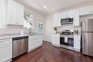 White Modern Retreat Near Fort Moore & Downtown