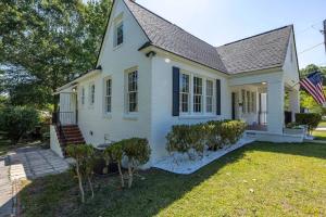 White Modern Retreat Near Fort Moore & Downtown
